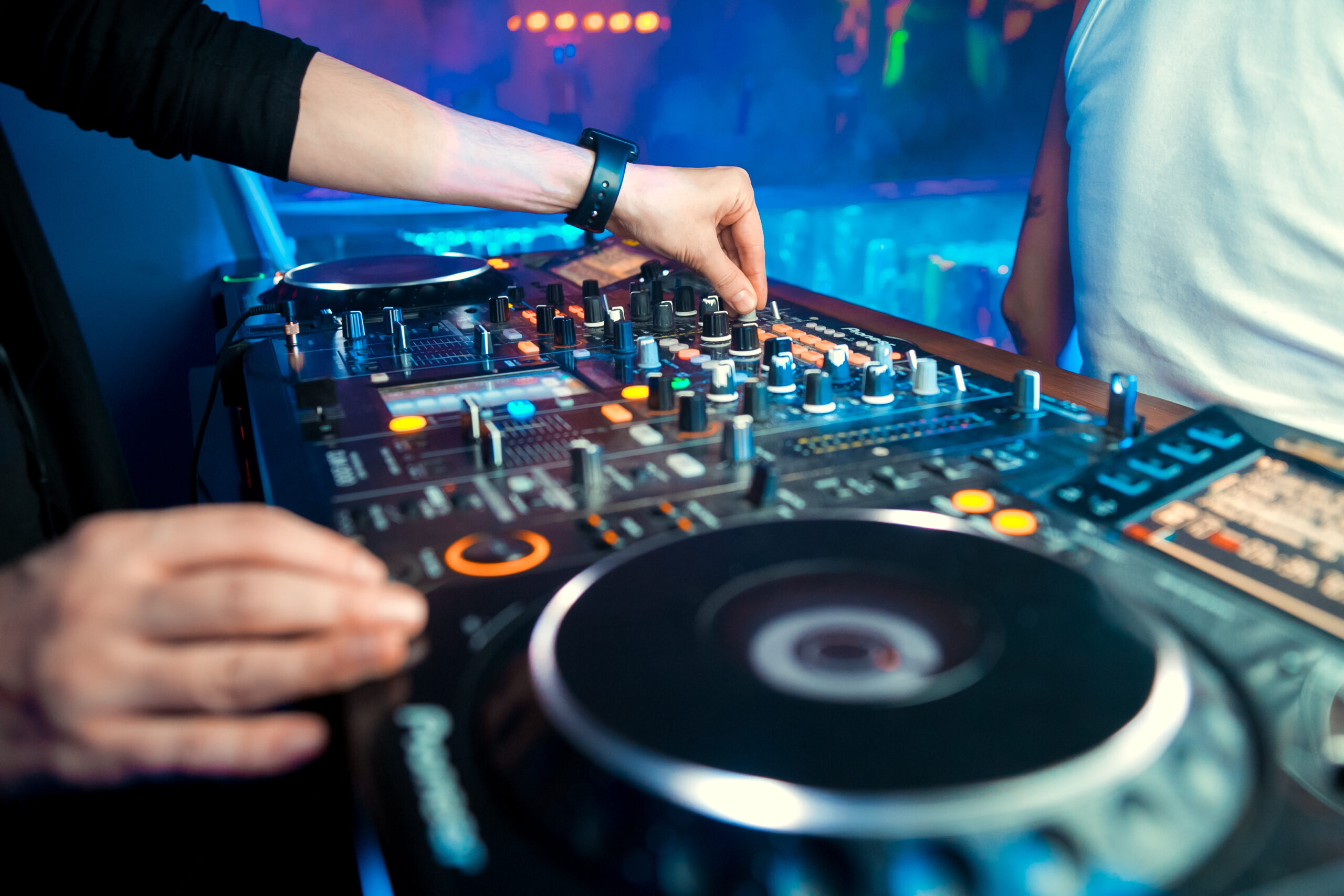 What is the Average Cost of A Wedding DJ? My Moxie Events